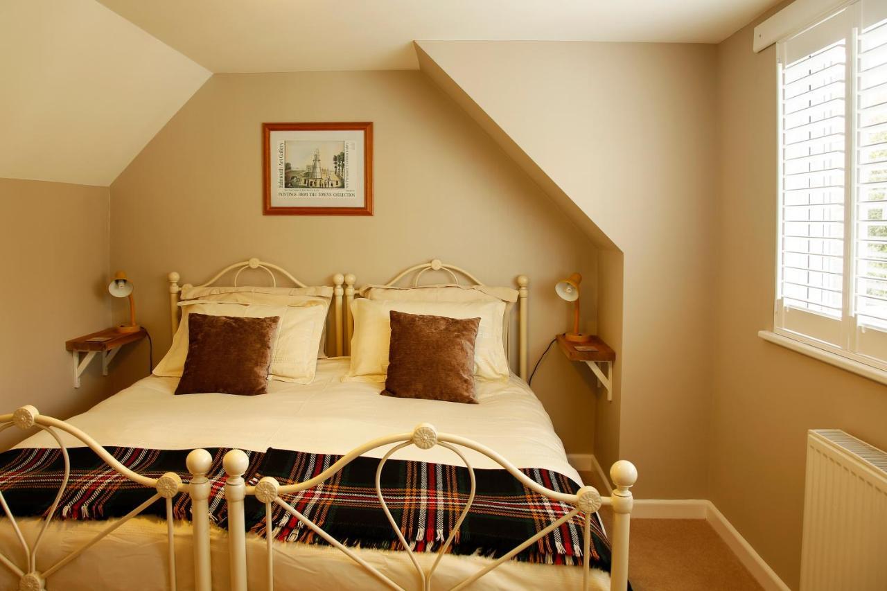 The Dog House, Penryn Bed & Breakfast Room photo