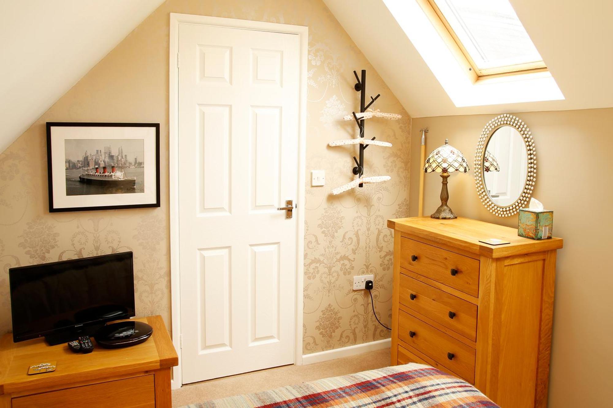 The Dog House, Penryn Bed & Breakfast Room photo